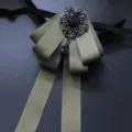 Farfallino verde vintage con spilla in strass neri lucidi per abito formale da uomo elegante. - Banda di Cotone Verde Erba