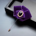Paarse fluwelen strik broche voor heren pak reversspeld met zwarte kristal en strass. - Paars