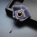 Grijs fluwelen broche met zwarte kristallen steen voor heren pak stijlvol 12x7cm - Grijs