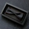 Classico farfallino nero con bordino rosso, elegante confezione regalo inclusa, accessorio formale. - 10-Bordo Twill Nero