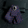 Nœud papillon style britannique pour homme motif géométrique avec broche en strass cristal. - Petit Carreau Triangle