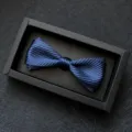 Classico papillon a righe blu scuro in confezione regalo nera per abiti formali e matrimoni. - 12-Twill Blu