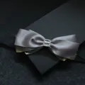 Farfallino grigio in raso da uomo con fibbia in strass e angoli metallici vintage. - Grigio