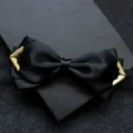 Farfallino nero da uomo, elegante cravatta a farfalla formale con angoli in metallo dorato. - Nero