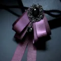 Papillon in nastro viola scuro con spilla in metallo strass nero gotico vintage variante - Viola scuro