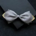 Elegante papillon grigio da uomo con angoli in metallo dorato per abiti formali e matrimoni. - Grigio Fumo