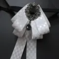 Elegante cravatta a farfalla con nastro bianco e spilla di cristallo nero vintage per uomo - Quadri Grigi