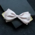 Papillon in raso grigio rosa chiaro con angoli in metallo dorato per uomo variante - Cachi