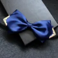 Farfallino da uomo in raso blu con angoli metallici dorati per abito formale matrimonio. - Blu Inchiostro