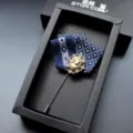 Broche en tissu à motif bleu rétro avec portrait camée vintage et longue épingle dans boîte. - 06