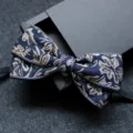 Elegante farfallina blu scuro da uomo con motivo floreale dorato per abiti formali eleganti. - 09