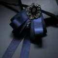 Elegante papillon scintillante blu scuro con strass vintage e gemma nera per abiti da uomo. - Blu Notte