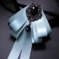 Cravattina a nastro azzurro da uomo con spilla in strass vintage nera variante. - Azzurro