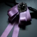Elegante cravatta a farfalla viola con spilla vintage in strass neri, ideale per abiti formali. - Viola chiaro