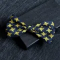 Papillon blu scuro da uomo con motivo dorato, accessorio elegante fatto a mano per abiti formali. - 16