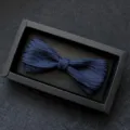 Classico papillon blu scuro a doppio strito da uomo, elegante accessorio per abito. - 21-Jacquard Blu