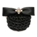 Elegante retina per capelli nera con fiocco in raso e spilla di perle per look formale. - Rete a Maglie Larghe / Nero