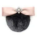 Elegante retina per capelli con fiocco rosa e perle, accessorio perfetto per chignon professionale. - Rete Fine / Cachi