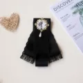 Spilla con fiocco in pizzo nero vintage con perla e strass per abbigliamento donna - Nero