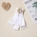 Spilla con nastro di pizzo bianco, strass e perla, elegante variante papillon barocco per donna. - Bianco