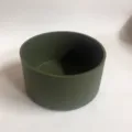 Vue détaillée de la botte de tasse en silicone vert militaire base de protection antidérapante. - 85mm / Vert Militaire