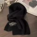 Sciarpa invernale nera da donna in simil cashmere, calda e stiloso accessorio quotidiano. - Stile Ricamo Lettere / Nero