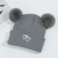 Gorro de punto gris para bebé con dos pompones y bordado de corazón tierno gorro de invierno - 15*25cm / Gris