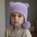Bonito gorro de punto para niños en otoño con orejas de oso y pompones con orejeras - Violeta Azulado Claro