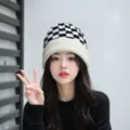Bonnet en tricot à motif damier noir et blanc pour femme hiver chaud doux et stylisé - Chapeau Seul / Blanc Cassé