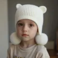Adorable gorro de punto con orejas de oso y pompones, gorro cálido de otoño para niños y bebés. - Blanco