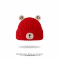 Primer plano de los detalles del gorro de punto rojo para bebe con lindo diseno de osito - Talla única / Rojo