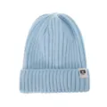 Primer plano detallado del gorro de punto acanalado azul claro con etiqueta de estrella. - Azul cielo