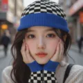 Gorro de punto y juego de guantes a juego a cuadros negros y blancos borde azul - Conjunto de punto / Azul Klein