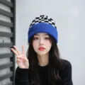 Bonnet en tricot avec motif à carreaux bleu et noir, couvre-chef chaud élégant d'hiver. - Chapeau Seul / Bleu Klein