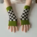 Gants tricotés sans doigts avec motif damier noir et blanc et poignets côtelés verts. - Gants Uniquement / Vert moutarde