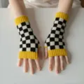 Gants tricotés sans doigts avec motif à carreaux noir et blanc tendance et poignets jaunes. - Gants Uniquement / Jaune Éclatant