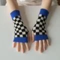 Gants tricotés sans doigts avec motif à carreaux noir et blanc et poignets bleus pour l'hiver. - Gants Uniquement / Bleu Klein