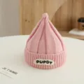 Vista detallada del bonito gorro de punto rosa para bebé con canalé y diseño de punta lúdico. - Rosa