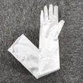 Dettaglio guanti lunghi in satin bianco, accessori eleganti per abito da sera per matrimoni. - 55cm / Bianco