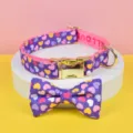 Set collare e farfallino per cani e gatti con stampa cuori viola e fibbie in metallo dorato lucido. - Collare Cuore Viola + Farfallino