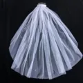 Primer plano del velo de novia corto de doble capa decorado con perlas delicadas y peine. - 60CM Velo Liso con Perlas / Blanco