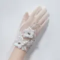 Guanti da sposa in tulle bianco con dettagli di fiori e perle per foto di festa di matrimonio - Strass in Pizzo di Fiori