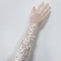 Eleganti guanti lunghi bianchi da sposa in tulle con ricamo floreale e perle per nozze. - Perla in Pizzo Floreale Lungo
