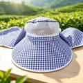 Detailansicht des atmungsaktiven Mesh-Sonnenhuts mit blauem Vichy-Krempe, ideal für die Feldarbeit. - M (56-58 cm) / Royalblau Karo