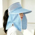 Detailansicht des blau-weiß karierten Sonnenvisiers mit Nackenschutz und atmungsaktivem Mesh. - M (56-58 cm) / Blau Karo