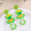 Pendientes colgantes de acrílico con sombrero de trébol verde de San Patricio variante. - Sombrero Verde Herradura