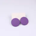 Pendientes de botón redondos de acrílico morado color caramelo pendientes minimalistas - Púrpura
