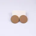Pendientes redondos pintados minimalistas en marrón chic, diseño geométrico elegante para mujer. - Marrón