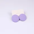 Pendientes redondos pintados en morado minimalista, variante de acrílico elegante. - Violeta Claro