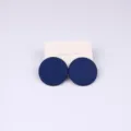 Pendientes de tuerca redondos de acrilico mate azul oscuro, pendientes minimalistas. - Azul marino